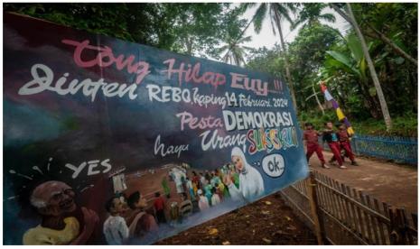 Sejumlah siswa melintas di mural kampung demokrasi di Cileles, Lebak, Banten, Rabu (9/11/2022). Pencanangan Kampung Demokrasi tersebut dalam rangka menggelar sosialisasi serta edukasi pendidikan politik bagi masyarakat guna mensukseskan Pemilu dan Pilkada 2024 yang jujur, adil, dan tidak golput. 