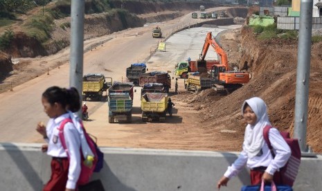 Sejumlah siswa melintasi lokasi pembangunan Tol Semarang-Batang di Ngaliyan, Semarang, Jawa Tengah. ilustrasi 