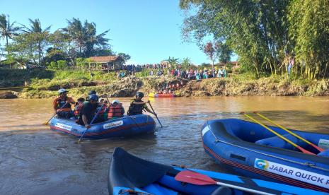 Tanggul yang dibangun tak cukup menampung debit air akibat penyempitan badan sungai (Foto: ilustrasi)