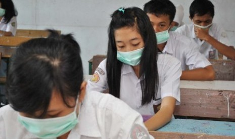 Sejumlah siswa memakai masker saat pelaksanaan Ujian Nasional (UN) di SMK Bhakti Insani, jalan Batu Tulis, Kota Bogor, Jabar, Senin (16/4). 