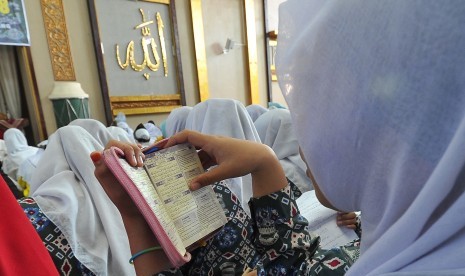 Sejumlah siswa membaca Alquran berjamaah saat acara 