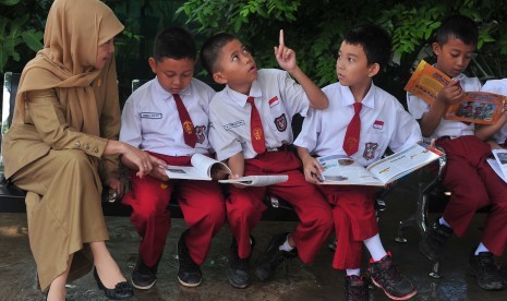 Sejumlah siswa membaca bersama pada pekan membaca di Sekolah Dasar Negeri 179 Palembang, Sumsel, Selasa (12/4).