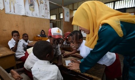  Sejumlah Siswa membersihkan kelas sebelum melakukan kegiatan belajar mengajar (ilustrasi)