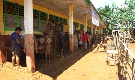 Sejumlah siswa membersihkan ruangan kelas yang penuh lumpur pasca banjir di Bengkulu Tengah (ilustrasi) 