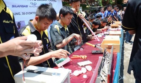  Sejumlah siswa membuat Lampu Listrik Mandiri Rakyat (Limar) hasil karya SMKN 4 di Bandung, Kamis (31/10).   (Republika/Edi Yusuf)