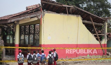 Atap ruang kelas SDN Rowotengah 03 di Desa Rowotengah, Kabupaten Jember, Jawa Timur, ambruk setelah diguyur hujan deras (Foto: ilustrasi)