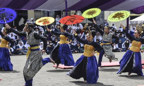 Sejumlah siswa menari saat mengikuti Galaxii Fest Jawa Barat di halaman Gedung Kesenian Kota Tasikmalaya, Jawa Barat, Jumat (28/10/2022). Kegiatan yang digelar oleh Dinas Pendidikan Provinsi Jabar dengan diikuti 310 sekolah tingkat SMA, SMK dan SLB se-Tasikmalaya, merupakan sarana ajang kreatifitas pelajar untuk meningkatkan prestasi agar bisa mengembangkan minat dan bakat siswa di bidang seni dan olahraga. 