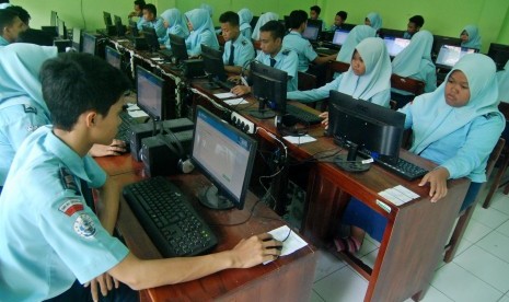 Sejumlah siswa mengerjakan soal menggunakan komputer saat simulasi Ujian Nasional Berbasis Komputer (UNBK) di SMK Nahdlatul Ulama (NU) Ungaran, Kabupaten Semarang, Jawa Tengah, Rabu (30/3).