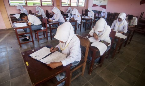 Sejumlah siswa mengerjakan soal saat mengikuti Ujian Akhir Madrasah Berstandar Nasional (UAMBN) di Madrasah Aliyah Negeri (MAN) 1 di Ambon, Maluku, Senin (9/3).