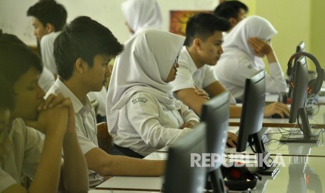 Sejumlah siswa mengerjakan soal ujian Bahasa Indonesia saat mengikuti Ujian Nasional Berbasis Komputer (UNBK) di SMAN 5 Bandung, Jalan Belitung, Kota Bandung, Senin (10/4).