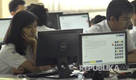 Sejumlah siswa saat mengikuti Ujian Nasional Berbasis Komputer (UNBK).