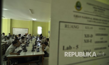 Sejumlah siswa mengerjakan soal ujian Bahasa Indonesia saat mengikuti Ujian Nasional Berbasis Komputer (UNBK) di SMAN 5 Bandung, Jalan Belitung, Kota Bandung, Senin (10/4).