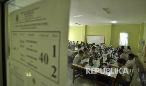 Ilustrasi siswa mengikuti ujian nasional.