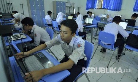 Sejumlah siswa mengerjakan soal ujian saat mengikuti Ujian Nasional Berbasis Komputer (UNBK) 