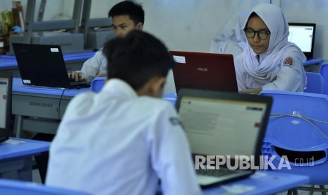 Sejumlah siswa mengerjakan soal ujian Bahasa Indonesia saat mengikuti Ujian Nasional Berbasis Komputer (UNBK) di SMPN 44 Bandung, Jalan Cimanuk, Kota Bandung, Selasa (2/5).