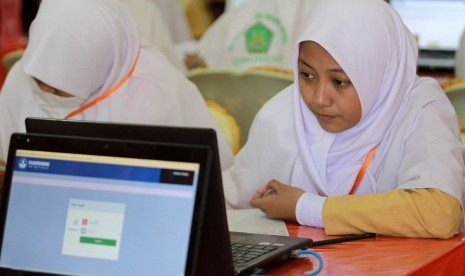 Sejumlah siswa menggunakan komputer jinjing (laptop) saat mengikuti Ujian Nasional Berbasis Komputer (UNBK) di Madrasah Aliyah (MA) 1 Kota Gorontalo, Gorontalo, Selasa (11/4). 