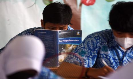 Sejumlah siswa mengikuti kegiatan belajar di SMPN 242 Jakarta, Kamis (12/5/2022). Pemerintah Provinsi DKI Jakarta tengah mengkaji proses pembelajaran secara daring guna mengantisipasi penyebaran penyakit hepatitis akut dimana telah ditemukan 21 kasus dugaan hepatitis akut di Ibu Kota.