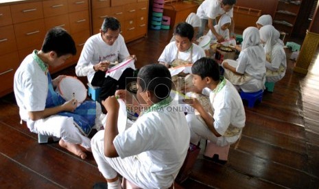 Sejumlah siswa mengikuti kegiatan belajar membatik di Museum Tekstil, Tanah Abang, Jakarta Pusat, Rabu (28/8). (Republika/Rakhmawaty La'lang)