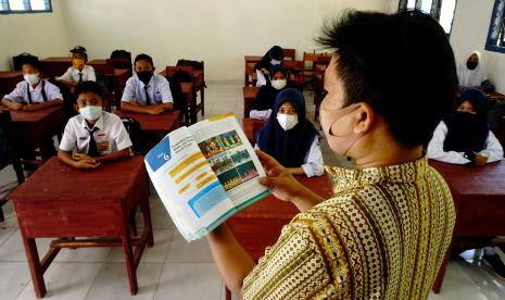 Kesehatan, Keselamatan dan Keamanan Siswa Prioritas Sekolah. Foto: Sejumlah siswa mengikuti kegiatan belajar tatap muka di SMP negeri 1 Sampaga, Mamuju, Sulawesi Barat, Kamis (3/6/2021). Pemkab Mamuju membuka sekolah untuk belajar tatap muka dan mengikuti protokol kesehatan COVID-19 dengan jumlah isi kelas hanya 50 persen dan jam belajar dibatasi selama empat jam.