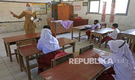 Sejumlah siswa mengikuti kegiatan belajar tatap muka hari pertama di SDN Margadadi 2, Indramayu, Jawa Barat, Senin (16/8/2021). Pemerintah Kabupaten Indramayu membuka sekolah untuk proses belajar tatap muka dengan wajib mengikuti protokol kesehatan COVID-19 seperti kapasitas ruangan yang hanya diisi 50 persen dan jam belajar yang dibatasi selama empat jam. 