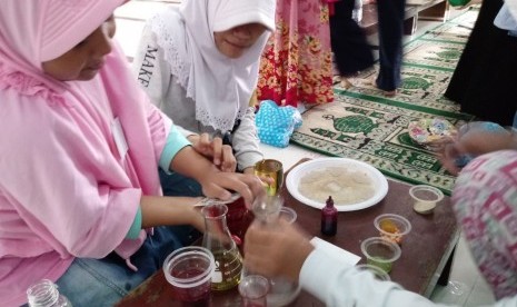 Sejumlah siswa mengikuti kegiatan Fun Science and Math di SD Muhammadiyah 5, Kebayoran Baru, Jakarta, Sabtu (17/2). 