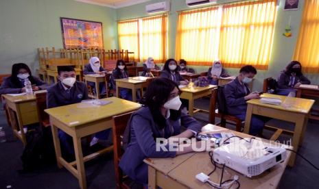 Sejumlah siswa mengikuti kegiatan pembelajaran tatap muka (PTM) di SMA Negeri 2 Bandar Lampung, Lampung, Senin (13/9/2021). Pemerintah Provinsi Lampung memulai pembelajaran tatap muka (PTM) tingkat Sekolah Menengah Atas (SMA) secara selektif dan terbatas dengan menerapkan protokol kesehatan secara ketat untuk mencegah penularan COVID-19 di lingkungan sekolah. 