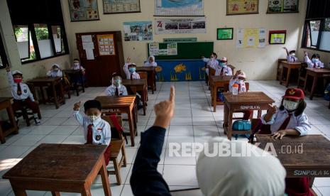 Sejumlah siswa mengikuti pembelajaran tatap muka di SDN Pondok Labu 14 Pagi, Jakarta Selatan, Senin (30/8/2021). Sebanyak 610 sekolah di Ibu Kota menggelar pembelajaran tatap muka secara terbatas dengan protokol kesehatan ketat.