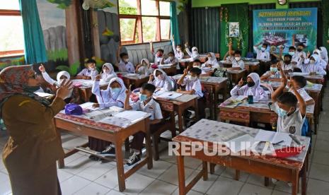 Sejumlah siswa mengikuti pembelajaran tatap muka (PTM). 