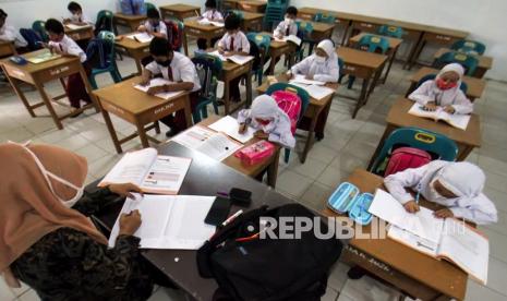 Sejumlah siswa mengikuti Pembelajaran Tatap Muka (PTM) terbatas pada hari pertama kembali masuk sekolah di SDN 3 Lhokseumawe, Aceh, Kamis (5/8/2021). Kebijakan Pembelajaran Tatap Muka (PTM) diharapkan bisa menyelamatkan kualitas pendidikan Indonesia setelah satu tahun setengah anak-anak belajar jarak jauh.