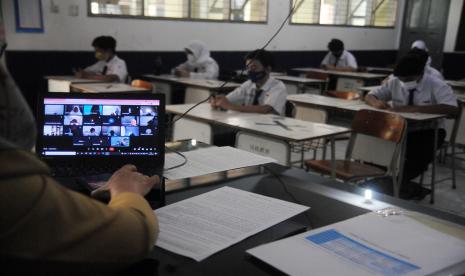 Sejumlah siswa mengikuti Pembelajaran Tatap Muka Terbatas (PTMT) di SMPN 1 Kota Bogor, Jawa Barat, Senin (4/10/2021). Pemerintah Kota Bogor melakukan PTMT tahap pertama yang diikuti 200 sekolah mulai dari SMP, SMA, SMK, Madrasah dan SLB di Kota Bogor yang telah dinyatakan lolos asesmen, verifikasi faktual dan penerapan protokol kesehatan ketat di sekolah