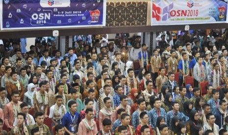 Sejumlah siswa mengikuti pembukaan Olimpiade Sains Nasional 2018 di Padang, Sumatera Barat, Senin (2/7). 