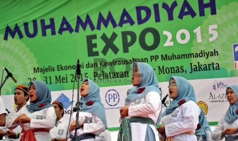 Sejumlah siswa mengikuti perlombaan paduan suara pada rangkaian Muhammadiyah Expo 2015 di pelataran Monas, Jakarta, Kamis (28/5).