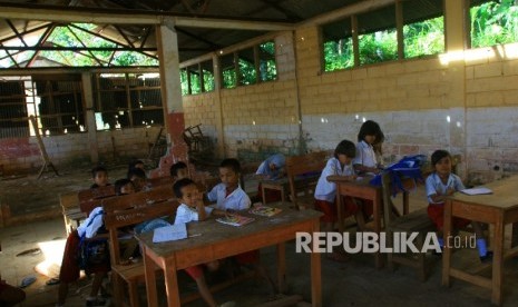 Sejumlah siswa mengikuti proses belajar mengajar di kelas yang rusak (ilustrasi).