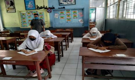 Sejumlah siswa mengikuti PTM di SDN 1 Pengadilan, Kecamatan Tawang, Kota Tasikmalaya, Senin (26/4).