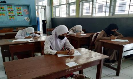 Sejumlah siswa mengikuti PTM di SDN 1 Pengadilan, Kecamatan Tawang, Kota Tasikmalaya, Senin (26/4).