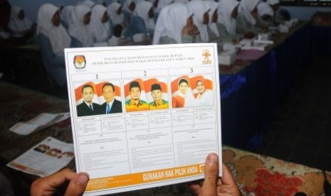 Sejumlah siswa mengikuti sosialisasi Pilkada 2015 pemula saat mengikuti 