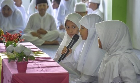 Sejumlah siswa mengikuti uji publik tahfizh Al Qur'an di Sekolah Dasar Islam Terpadu (SDIT) Anak Sholeh Pagesangan, Mataram, NTB, Sabtu (27/4/2019). 