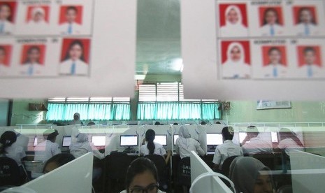 Sejumlah siswa mengikuti Ujian Nasional Berbasis Komputer (UNBK) di SMAN 70, Jakarta, Senin (4/4).