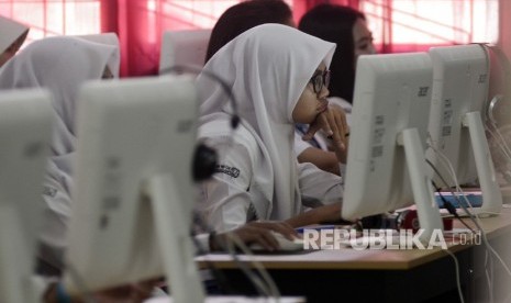 Sejumlah siswa mengikuti Ujian Nasional Berbasis Komputer (UNBK) di Sekolah Menengah Kejuruan (SMK) Negeri 1 Idi, Kabupaten Aceh Timur, Aceh, Selasa (17/3). (ilustrasi)