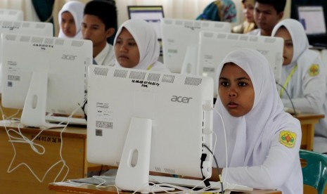 Rektor Unsyiah: Kualitas Pendidikan Aceh Terendah Nasional. Sejumlah siswa mengikuti Ujian Nasional Berbasis Komputer (UNBK) SMA di SMAN1 Kota Lhokseumawe, Aceh. 