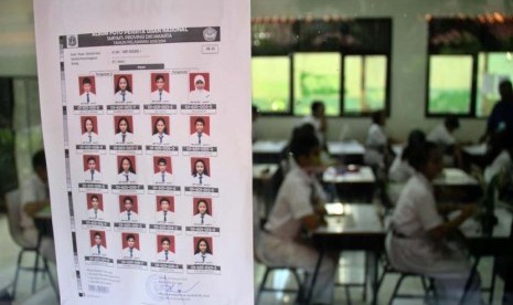 Sejumlah siswa mengikuti Ujian Nasional (UN) 2014 di SMP Negeri 1, Jakarta Pusat, Senin (5/5).