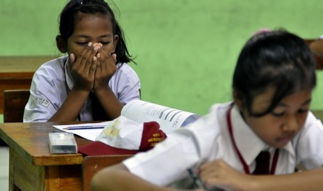 Sejumlah siswa mengikuti Ujian Nasional (UN) mata pelajaran Bahasa Indonesia di SDN Balimester 01, Jatinegara, Jakarta Timur, Senin (6/5).