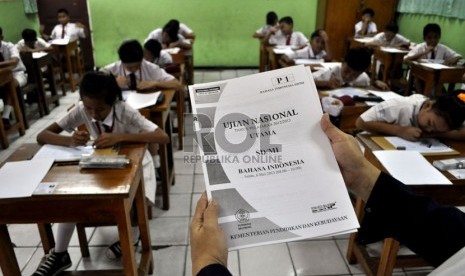 Sejumlah siswa mengikuti Ujian Nasional (UN) mata pelajaran Bahasa Indonesia di SDN Balimester 01, Jatinegara, Jakarta Timur, Senin (6/5).  (Republika/Prayogi)