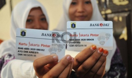 sejumlah siswa menunjukkan Kartu Jakarta PIntar (KJP) miliknya saat pembukaan workshop pencairan dana Kartu Jakarta Pintar (KJP) di SMKN 56 Pluit, Jakarta Utara, Kamis (21/5). 