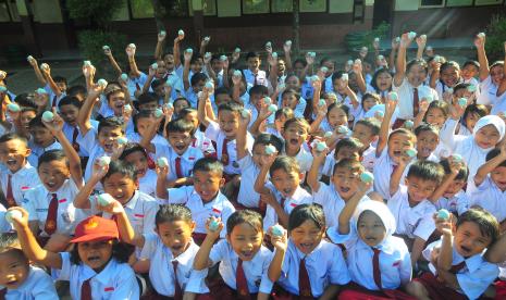 Sejumlah siswa menunjukkan telur bebek saat kegiatan Gerakan Gemar Makan Telur di Jepara, Jawa Tengah, Selasa (30/8/2022).