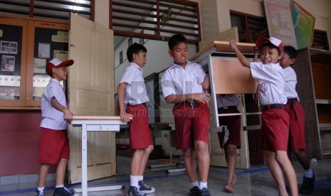   Sejumlah siswa merapihkan perlengkapan sekolah di halaman SDN 02/03 Penjaringan, Jakarta Utara, Senin (28/1).  (Repubika/Agung Fatma Putra)