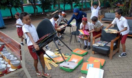   Sejumlah siswa merapikan perlengkapan sekolah/ilustrasi  (Repubika/Agung Fatma Putra)