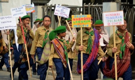 Sejumlah siswa Muhammadiyah melakukan pawai peringatan Hari Santri Nasional di Waru, Sidoarjo, Jawa Timur, Kamis (22/10).