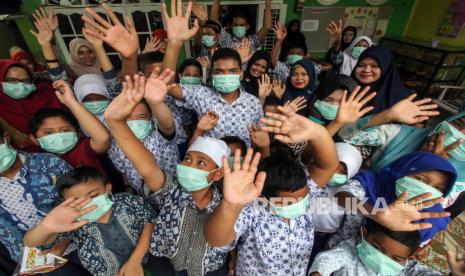 Sejumlah siswa penyandang disabilitas, guru dan petugas kesehatan berfoto bersama usai mengikuti sosialisasi tata cara penggunaan masker (ilustrasi)