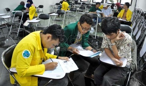  Sejumlah siswa penyandang tuna netra dibantu oleh mahasiswa panitia dalam mengerjakan Ujian Seleksi Bersama Masuk Perguruan Tinggi (SBMPTN) 2013 di Fakultas Hukum UI, Depok,  Selasa (18/6).   (Republika/Rakhmawaty La'lang)